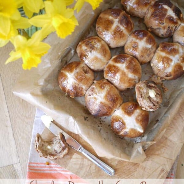 Chocolate Orange Hot Cross Buns - A delicious teatime treat for Easter, a twist on the original and a really fun bake over the spring holiday period. | http://fatburn.news