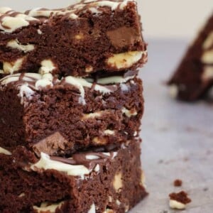 Double Chocolate Microwave Brownies - Stop what you're doing, microwave brownies are a thing and they ARE SO GOOD! They can be yours in under 30 minutes... Fudgy, chocolatey deliciousness microwaved in a flash. The perfect cake, pudding, dessert, gift or treat, these are the real deal! https://fatburn.news
