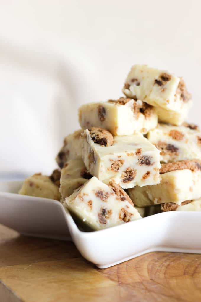 The easiest ever crock pot fudge recipe. This Cookies and Cream Slow Cooker Fudge is the perfect homemade gift, packed with chocolate and condensed milk. Simple and delicious.