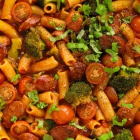 Spicy broccoli and tomato pasta with Spanish sausage
